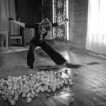 The suspended apple. Anna Rubio