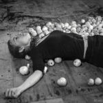 The suspended apple. Anna Rubio
